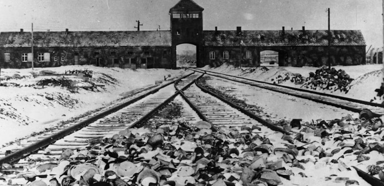 Entrada y vías del campo de Auschwitz-Birkenau